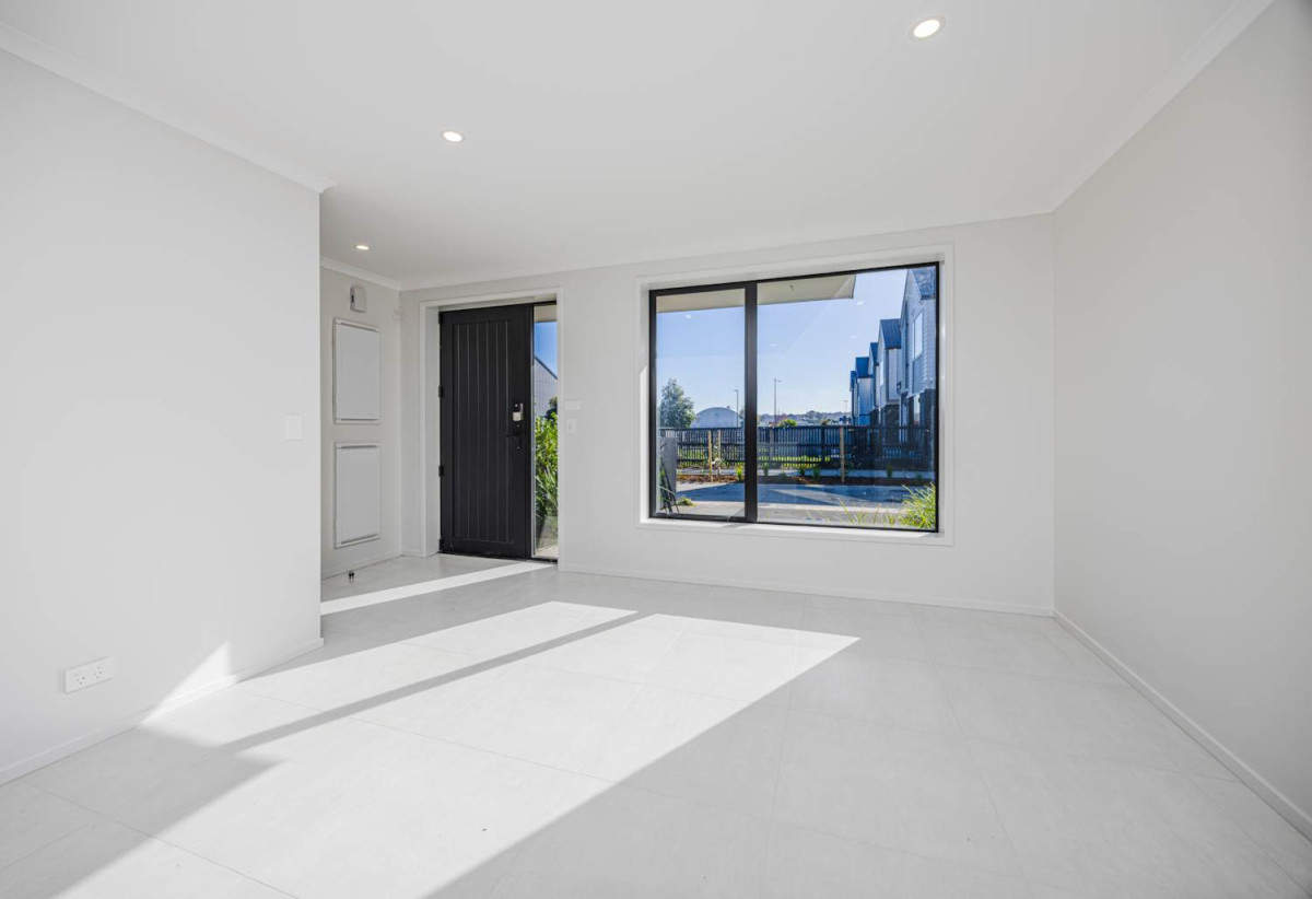 3 beds 1 bath home with car park, close to schools, shops, super markets, motorway access, 0.5 km to Takanini School, 15 Paapaakiri Loop, Takanini, Auckland