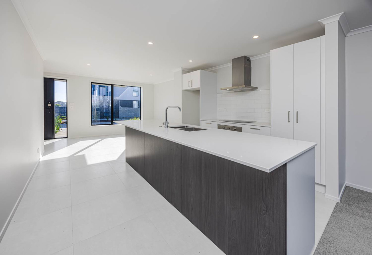 3 beds 1 bath home with car park, close to schools, shops, super markets, motorway access, 0.5 km to Takanini School, 15 Paapaakiri Loop, Takanini, Auckland