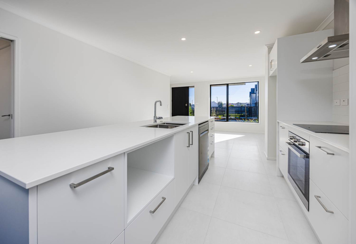3 beds 1 bath home with car park, close to schools, shops, super markets, motorway access, 0.5 km to Takanini School, 15 Paapaakiri Loop, Takanini, Auckland