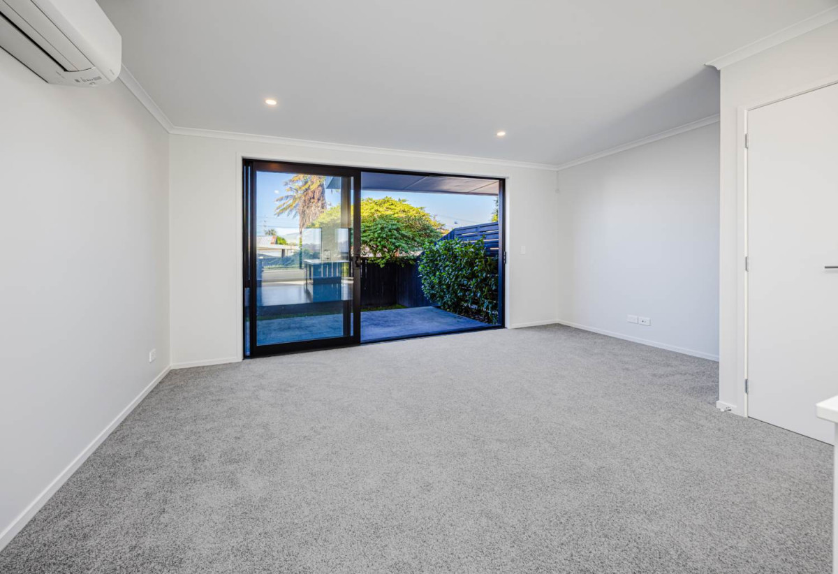 3 beds 1 bath home with car park, close to schools, shops, super markets, motorway access, 0.5 km to Takanini School, 15 Paapaakiri Loop, Takanini, Auckland