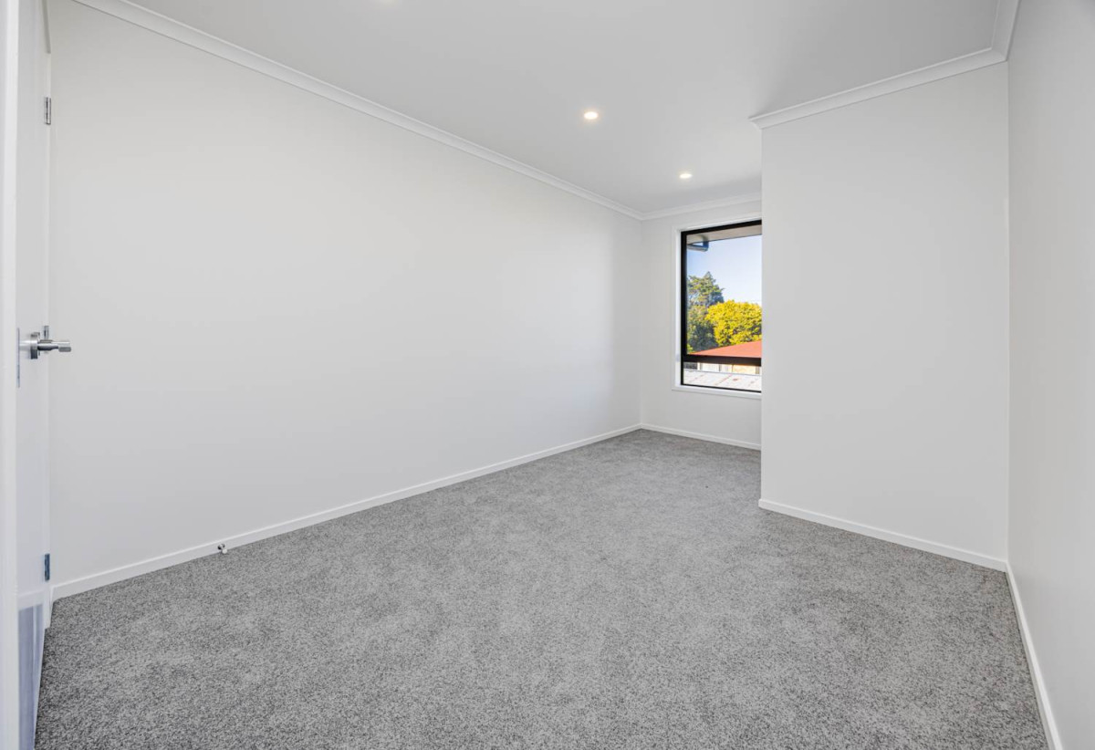 3 beds 1 bath home with car park, close to schools, shops, super markets, motorway access, 0.5 km to Takanini School, 15 Paapaakiri Loop, Takanini, Auckland