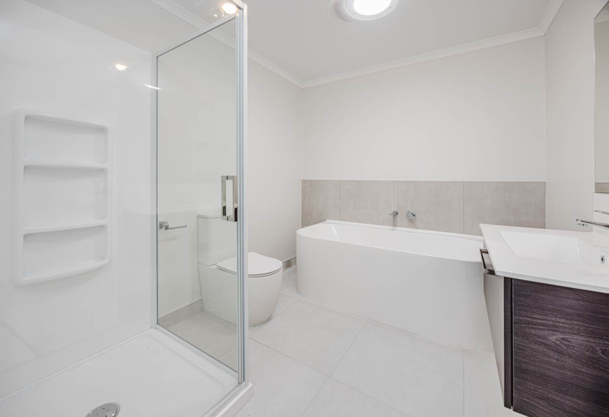 3 beds 1 bath home with car park, close to schools, shops, super markets, motorway access, 0.5 km to Takanini School, 15 Paapaakiri Loop, Takanini, Auckland
