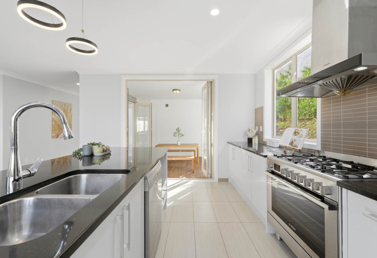 600m2 section, 5 beds (2 ensuites) 3.5 baths house with double garage, close to shops, schools, 0.8 km to Oteha Valley School, 1.1 km to Northcross Intermediate, 8 Hornbill Drive, Fairview Heights, Auckland