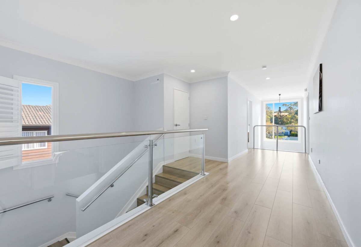 600m2 section, 5 beds (2 ensuites) 3.5 baths house with double garage, close to shops, schools, 0.8 km to Oteha Valley School, 1.1 km to Northcross Intermediate, 8 Hornbill Drive, Fairview Heights, Auckland