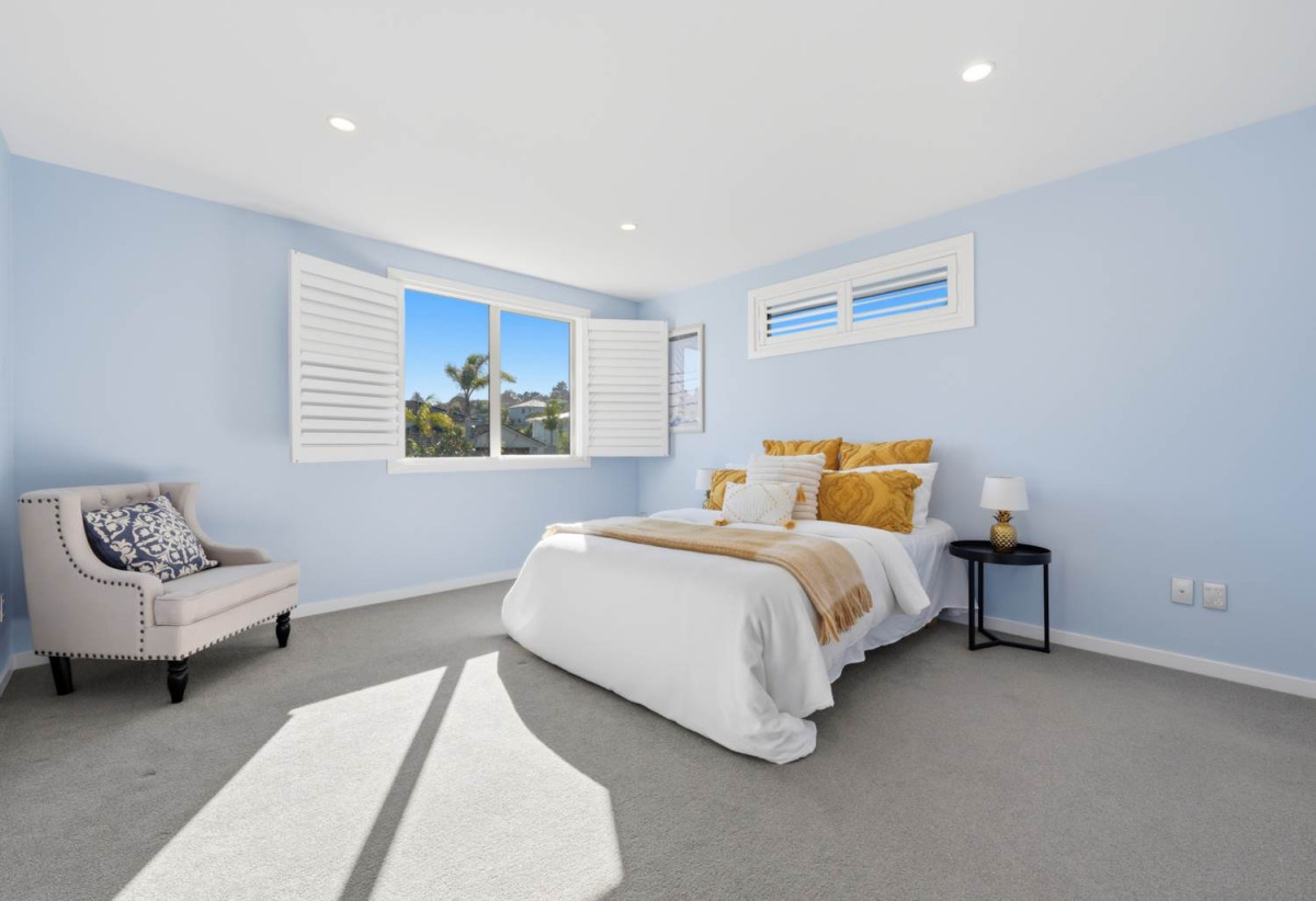 600m2 section, 5 beds (2 ensuites) 3.5 baths house with double garage, close to shops, schools, 0.8 km to Oteha Valley School, 1.1 km to Northcross Intermediate, 8 Hornbill Drive, Fairview Heights, Auckland