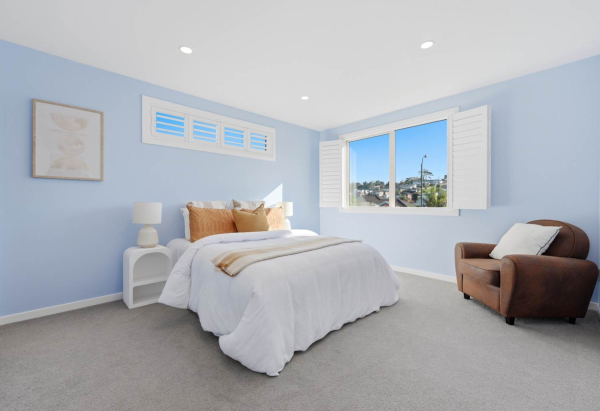 600m2 section, 5 beds (2 ensuites) 3.5 baths house with double garage, close to shops, schools, 0.8 km to Oteha Valley School, 1.1 km to Northcross Intermediate, 8 Hornbill Drive, Fairview Heights, Auckland