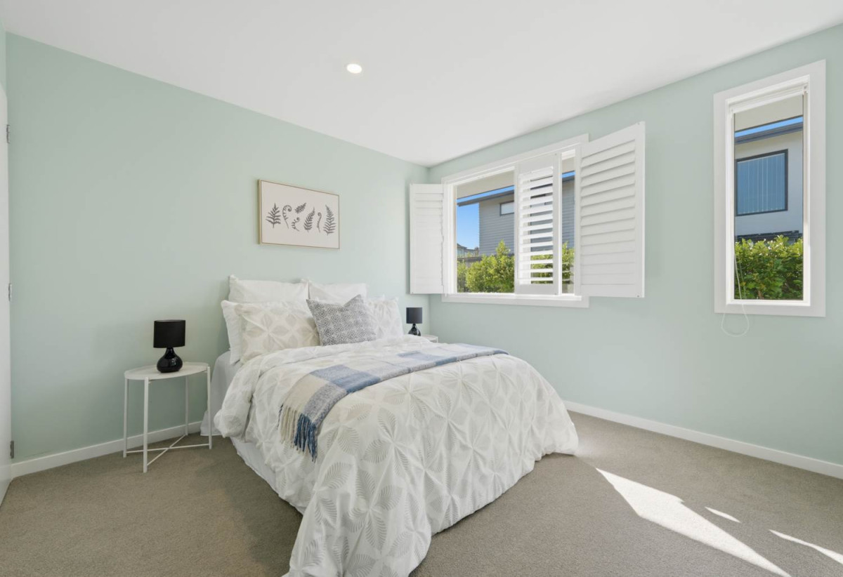 600m2 section, 5 beds (2 ensuites) 3.5 baths house with double garage, close to shops, schools, 0.8 km to Oteha Valley School, 1.1 km to Northcross Intermediate, 8 Hornbill Drive, Fairview Heights, Auckland