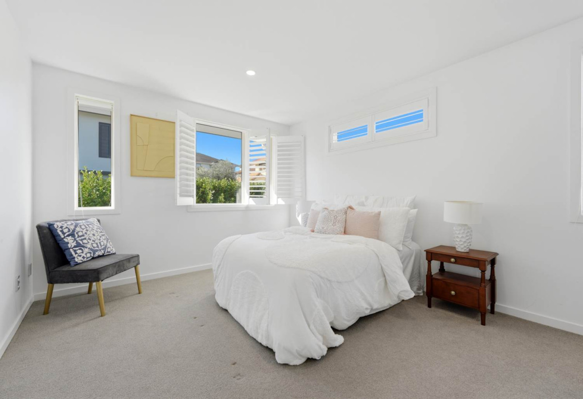 600m2 section, 5 beds (2 ensuites) 3.5 baths house with double garage, close to shops, schools, 0.8 km to Oteha Valley School, 1.1 km to Northcross Intermediate, 8 Hornbill Drive, Fairview Heights, Auckland