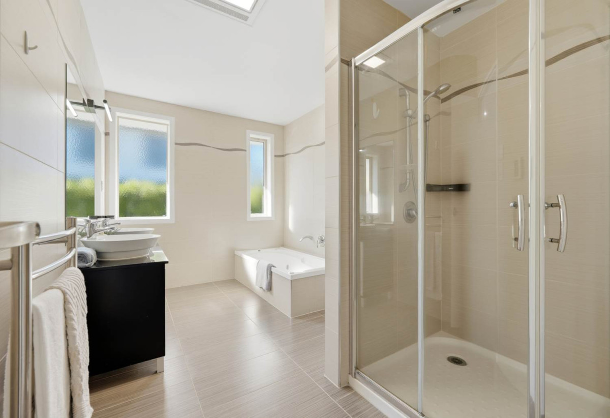 600m2 section, 5 beds (2 ensuites) 3.5 baths house with double garage, close to shops, schools, 0.8 km to Oteha Valley School, 1.1 km to Northcross Intermediate, 8 Hornbill Drive, Fairview Heights, Auckland