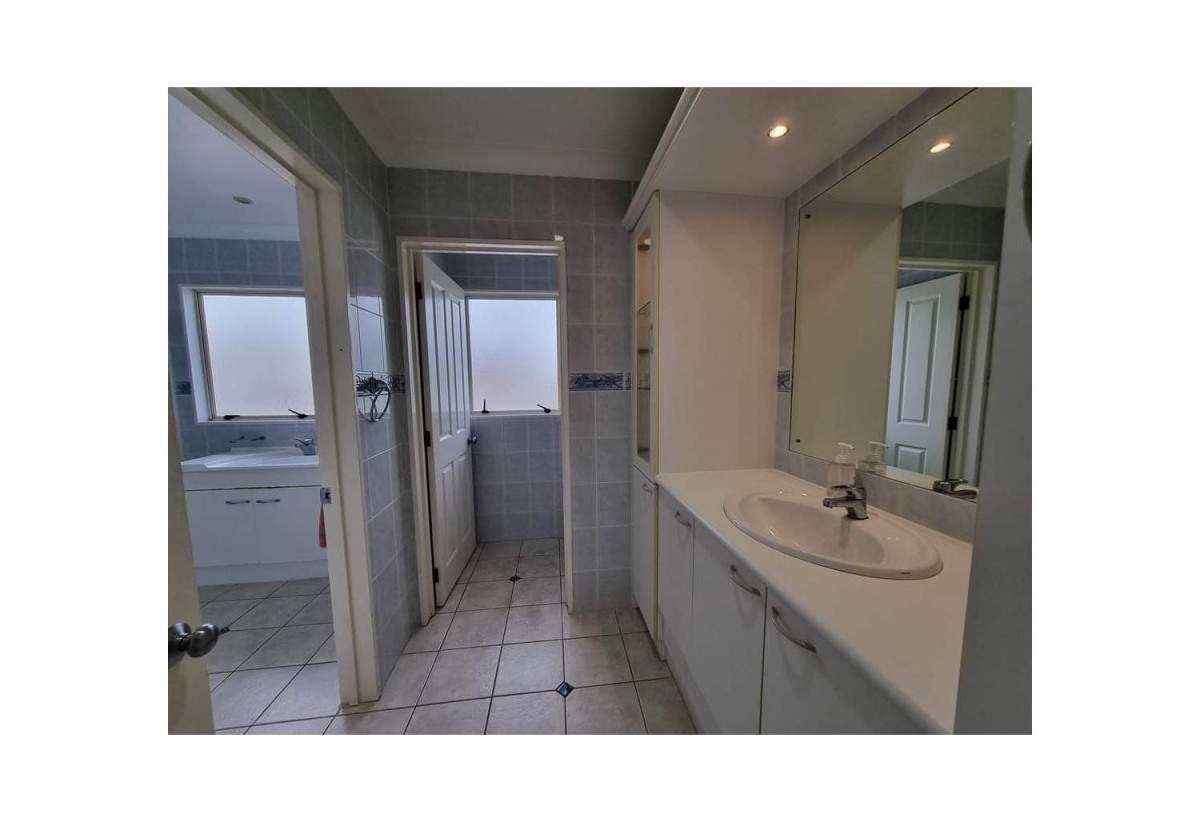 For rent, 4 beds 3 baths house with double garage, available 17th August, 18 Ewhurst Place, Goodwood Heights, Auckland