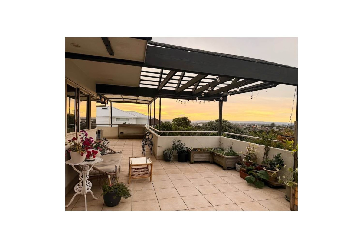 For rent, 4 beds 3 baths house with double garage, available 17th August, 18 Ewhurst Place, Goodwood Heights, Auckland