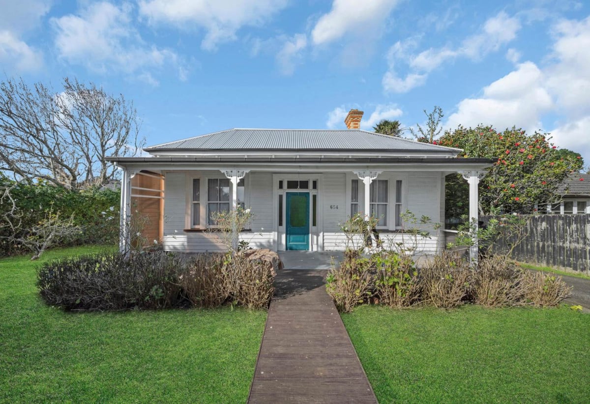 Opposite Mount Richmond playground, 858m2 soner site with RC Applied for 7 Lots, 3 beds 2 baths house with standalone garage, Just minutes from Sylvia Park Shopping Centre and New Zealand’s flagship IKEA store, 0.5 km to Otahuhu Intermediate, 1.2 km to Panama Road School, 654 Mount Wellington Highway, Mt Wellington, Auckland