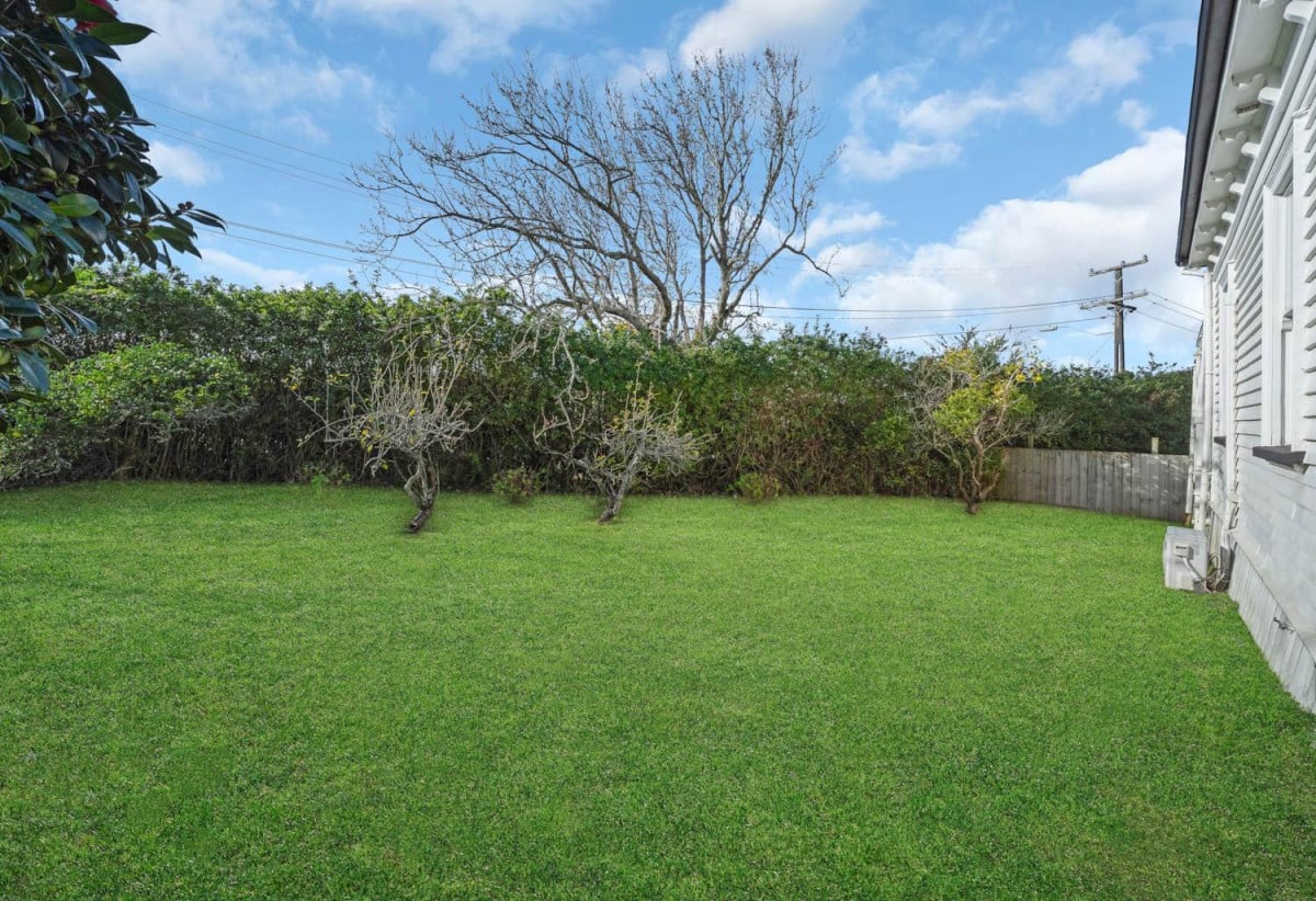 Opposite Mount Richmond playground, 858m2 soner site with RC Applied for 7 Lots, 3 beds 2 baths house with standalone garage, Just minutes from Sylvia Park Shopping Centre and New Zealand’s flagship IKEA store, 0.5 km to Otahuhu Intermediate, 1.2 km to Panama Road School, 654 Mount Wellington Highway, Mt Wellington, Auckland