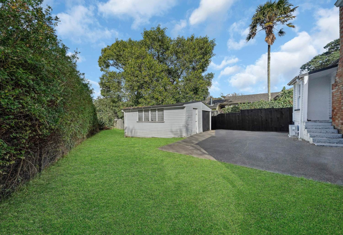 Opposite Mount Richmond playground, 858m2 soner site with RC Applied for 7 Lots, 3 beds 2 baths house with standalone garage, Just minutes from Sylvia Park Shopping Centre and New Zealand’s flagship IKEA store, 0.5 km to Otahuhu Intermediate, 1.2 km to Panama Road School, 654 Mount Wellington Highway, Mt Wellington, Auckland