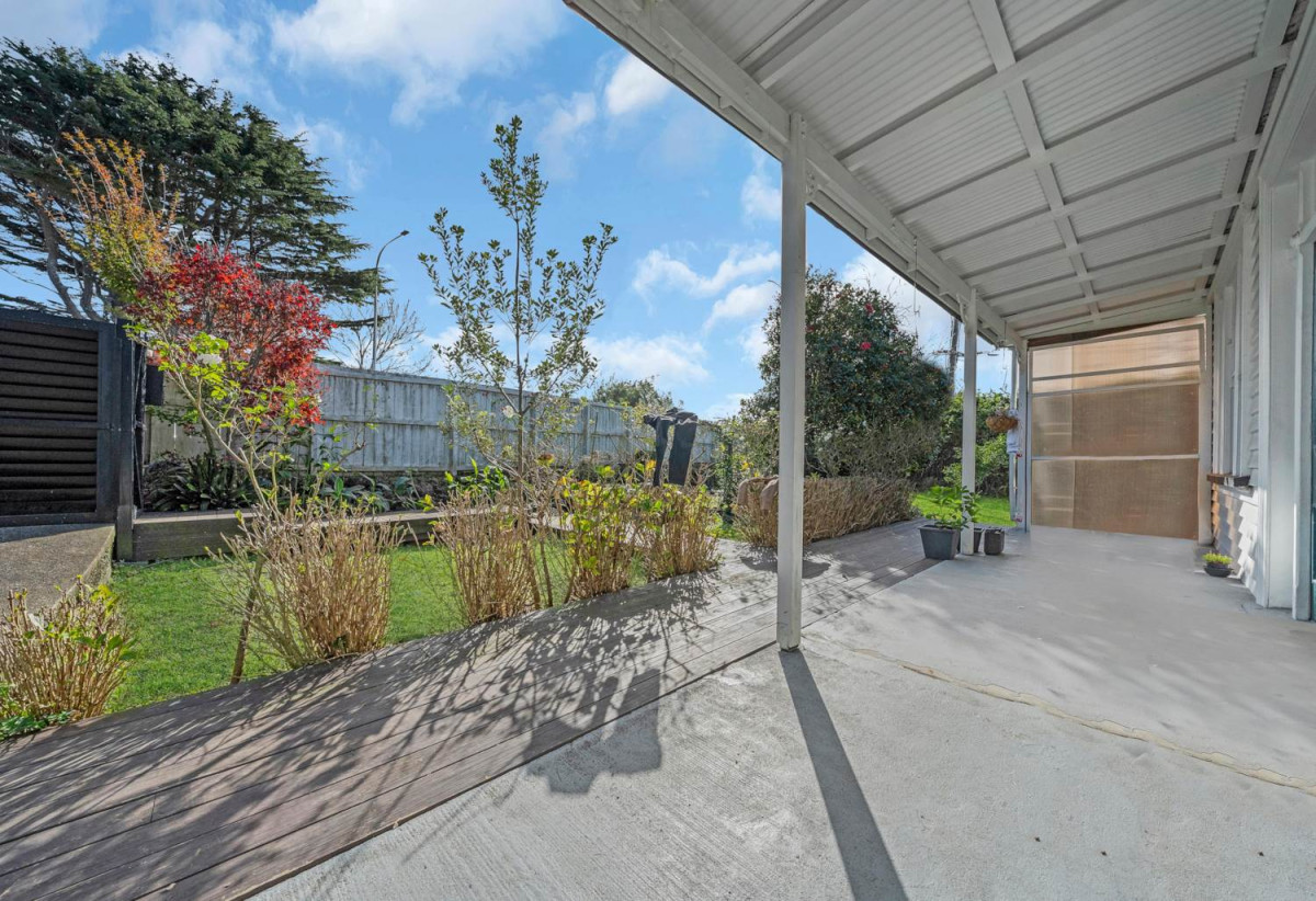 Opposite Mount Richmond playground, 858m2 soner site with RC Applied for 7 Lots, 3 beds 2 baths house with standalone garage, Just minutes from Sylvia Park Shopping Centre and New Zealand’s flagship IKEA store, 0.5 km to Otahuhu Intermediate, 1.2 km to Panama Road School, 654 Mount Wellington Highway, Mt Wellington, Auckland