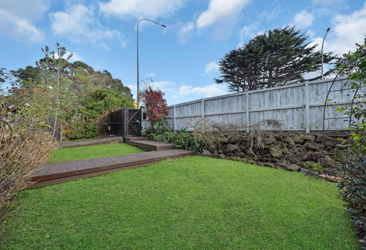 Opposite Mount Richmond playground, 858m2 soner site with RC Applied for 7 Lots, 3 beds 2 baths house with standalone garage, Just minutes from Sylvia Park Shopping Centre and New Zealand’s flagship IKEA store, 0.5 km to Otahuhu Intermediate, 1.2 km to Panama Road School, 654 Mount Wellington Highway, Mt Wellington, Auckland