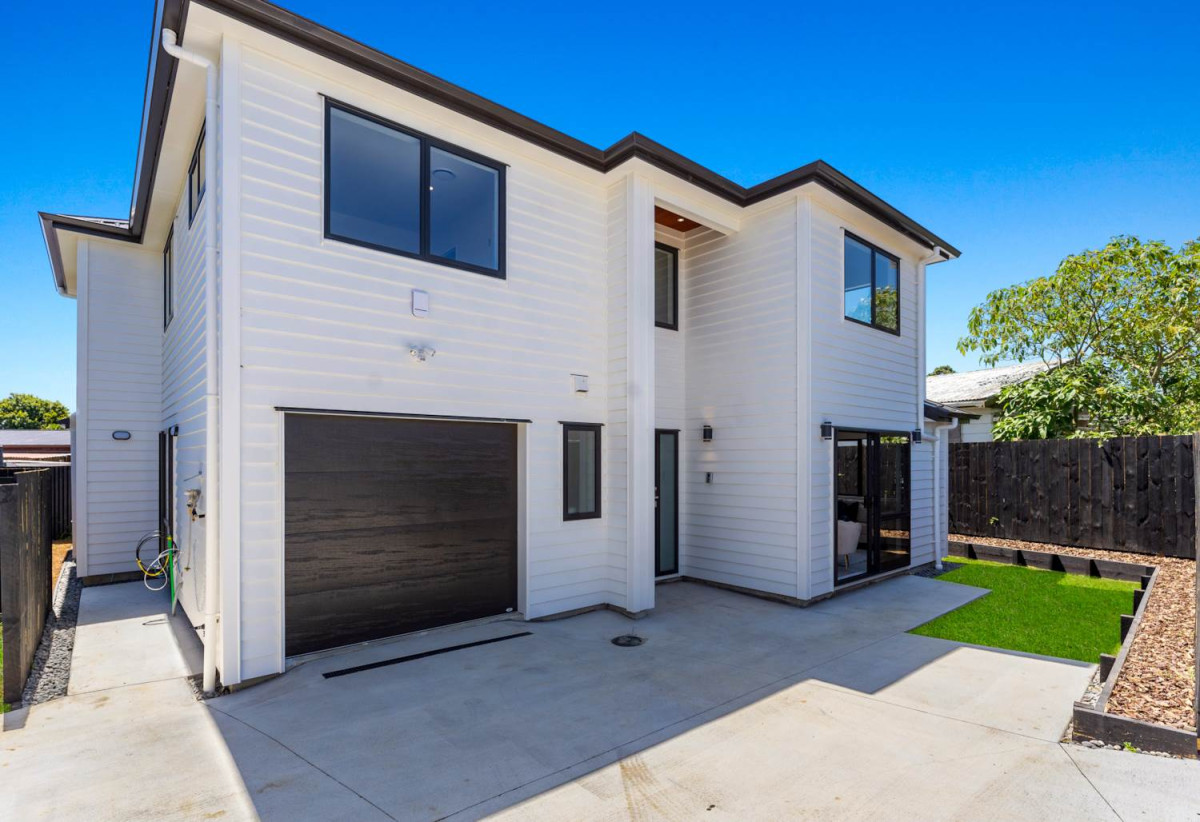 6 beds 3.5 baths house with garage, 2 beds 1 bath ground floor, close to schools, Manurewa town centre, Auckland Botanic Gardens, 0.4 km to Randwick Park School, 1 km to Alfriston College, 38A Hyperion Drive, Randwick Park, Auckland