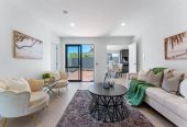 6 beds 3.5 baths house with garage, 2 beds 1 bath ground floor, close to schools, Manurewa town centre, Auckland Botanic Gardens, 0.4 km to Randwick Park School, 1 km to Alfriston College, 38A Hyperion Drive, Randwick Park, Auckland