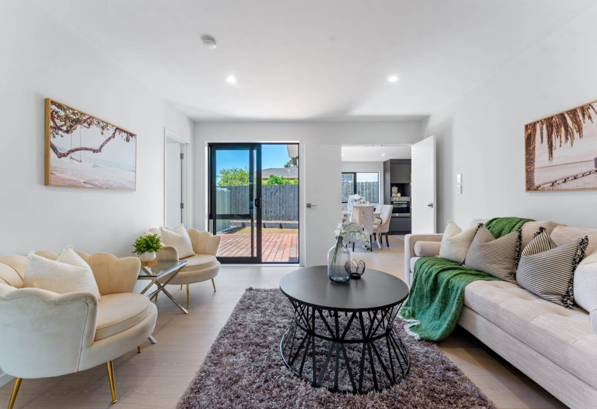 6 beds 3.5 baths house with garage, 2 beds 1 bath ground floor, close to schools, Manurewa town centre, Auckland Botanic Gardens, 0.4 km to Randwick Park School, 1 km to Alfriston College, 38A Hyperion Drive, Randwick Park, Auckland