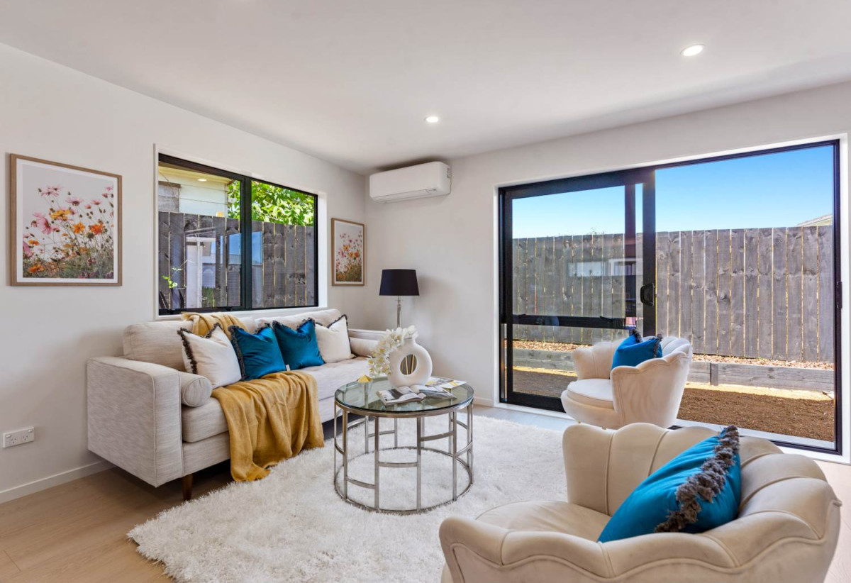 6 beds 3.5 baths house with garage, 2 beds 1 bath ground floor, close to schools, Manurewa town centre, Auckland Botanic Gardens, 0.4 km to Randwick Park School, 1 km to Alfriston College, 38A Hyperion Drive, Randwick Park, Auckland