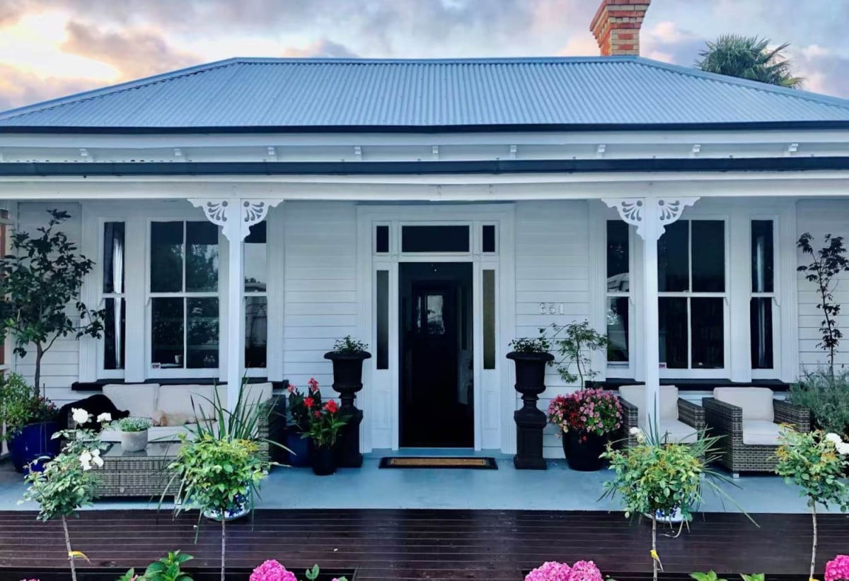 Opposite Mount Richmond playground, 858m2 soner site with RC Applied for 7 Lots, 3 beds 2 baths house with standalone garage, Just minutes from Sylvia Park Shopping Centre and New Zealand’s flagship IKEA store, 0.5 km to Otahuhu Intermediate, 1.2 km to Panama Road School, 654 Mount Wellington Highway, Mt Wellington, Auckland