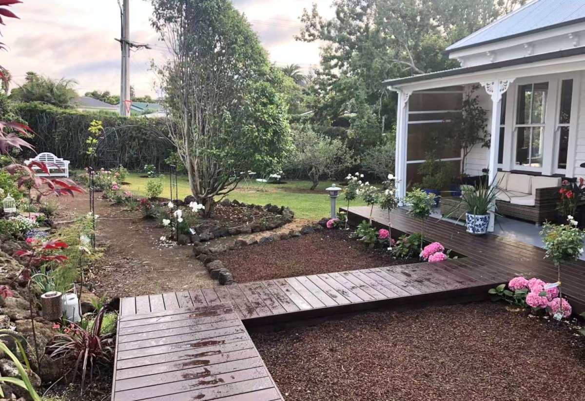 Opposite Mount Richmond playground, 858m2 soner site with RC Applied for 7 Lots, 3 beds 2 baths house with standalone garage, Just minutes from Sylvia Park Shopping Centre and New Zealand’s flagship IKEA store, 0.5 km to Otahuhu Intermediate, 1.2 km to Panama Road School, 654 Mount Wellington Highway, Mt Wellington, Auckland