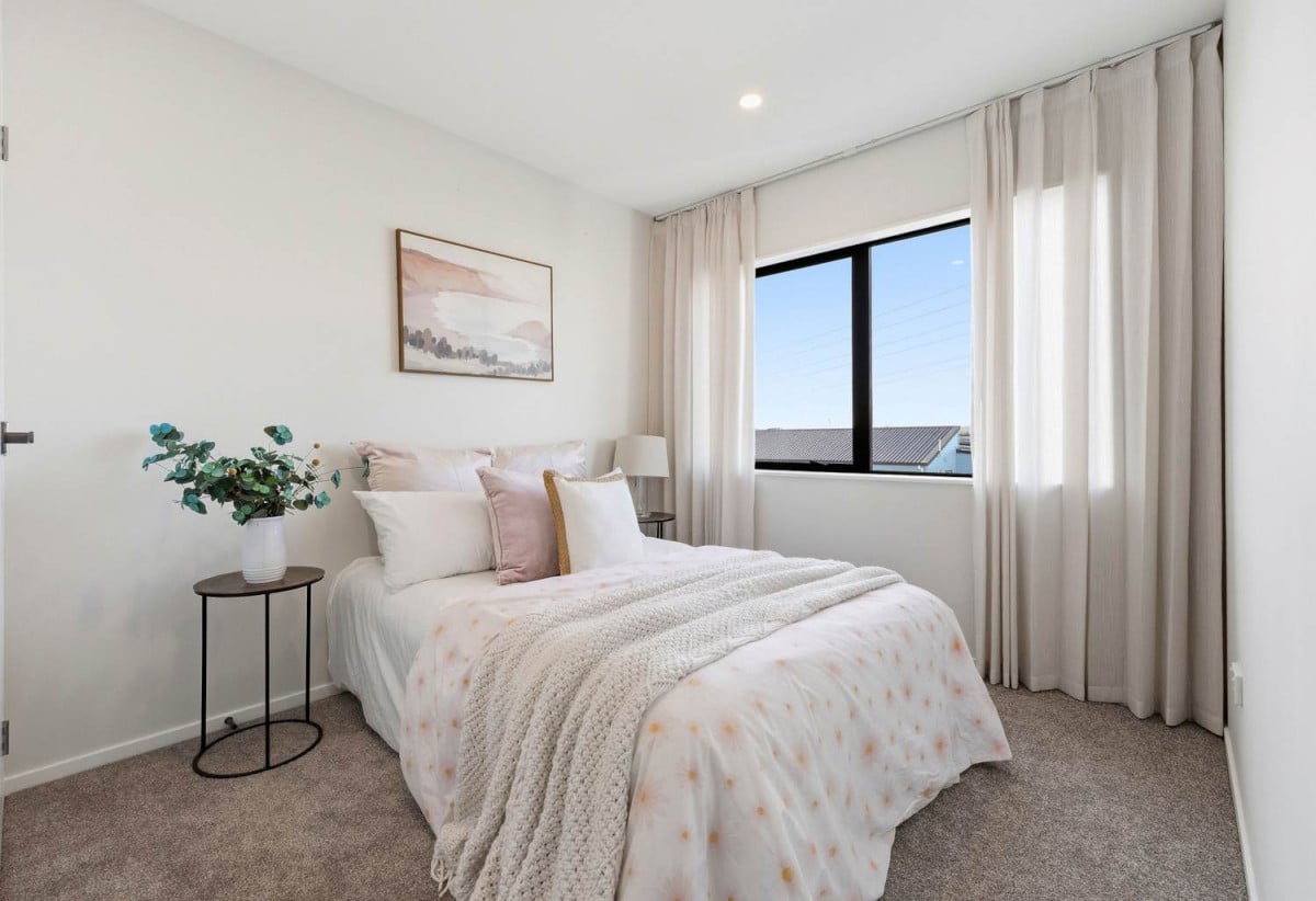 178m2 Freehold 5 beds (3 ensuites) 4 baths home with car park, close to local shops, schools, motorway access, 5/157 Bremner Road, Karaka, Auckland