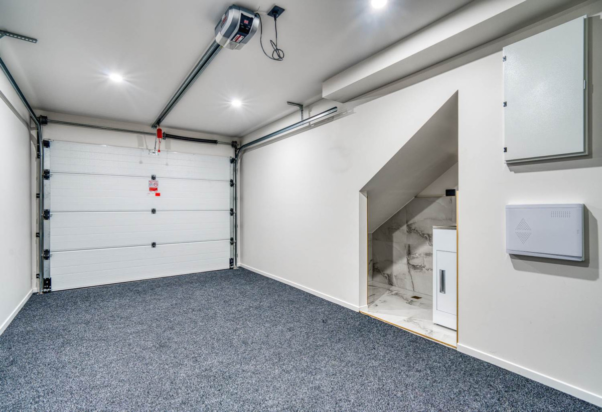 3 beds 2.5 baths home with garage, within walking distance of Pak’nSave Mt Albert, close to Mt Albert Domain, Mt Albert Aquatic Centre. motorway access, 0.6 km to Owairaka District School, 38 Ennismore Road, Mt Albert, Auckland