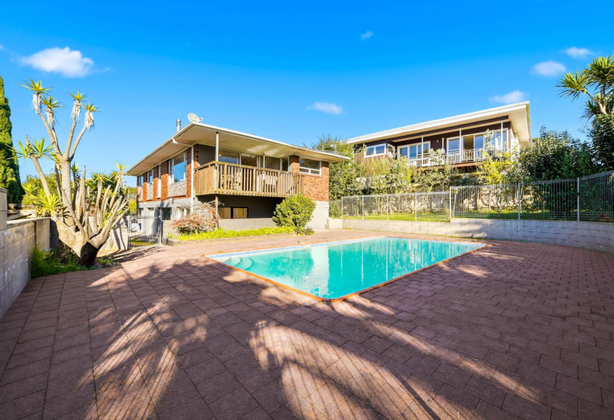 Home and Income on 857m2 section, Brick and tile 4 beds 2 baths house with double garage and swimming pool, Upstairs features three bedrooms, open-plan living, kitchen, and dining. Downstairs includes a self-contained one-bedroom flat with its own separate access, close to schools, local shops, motorway access, 0.5 km to St Paul’s School (Massey), 0.8 km to Royal Road School, 1.4 km to Massey High School, 1 Cyclarama Crescent, Massey, Auckland