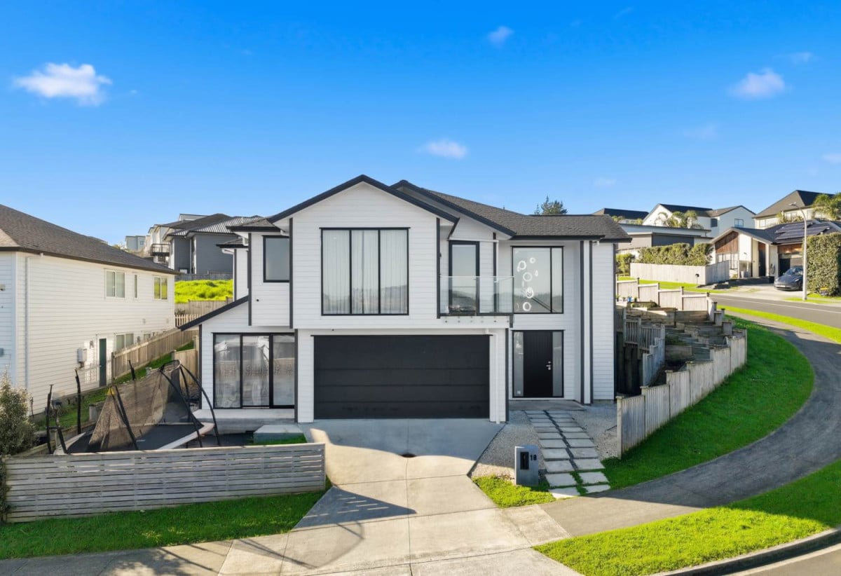 319m2 Standalone 5 beds (1 ensuite) 4 baths house with double garage on 555m2 section, close to schools, motorway access, Orewa Beach, Silverdale Shopping Mall, 0.3 km to Nukumea School, 2 km to Orewa College, 18 Takurua Terrace, Orewa, Auckland