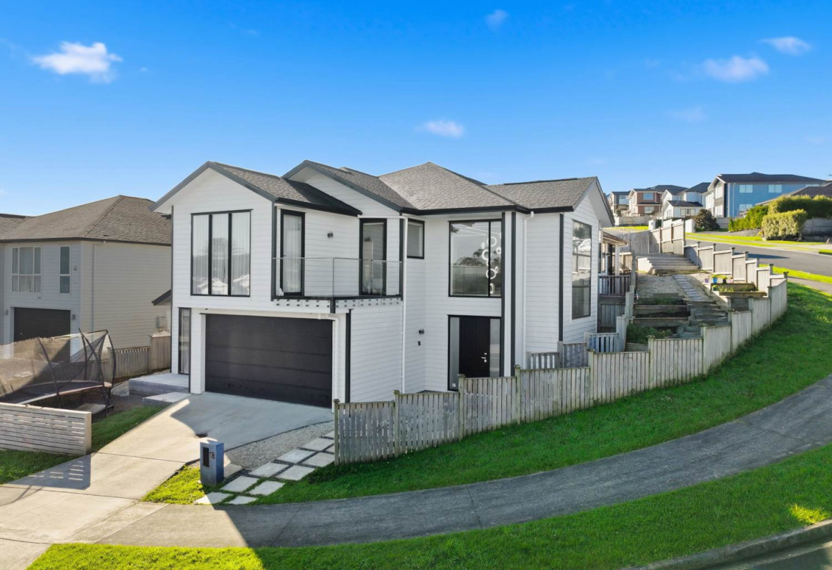 319m2 Standalone 5 beds (1 ensuite) 4 baths house with double garage on 555m2 section, close to schools, motorway access, Orewa Beach, Silverdale Shopping Mall, 0.3 km to Nukumea School, 2 km to Orewa College, 18 Takurua Terrace, Orewa, Auckland