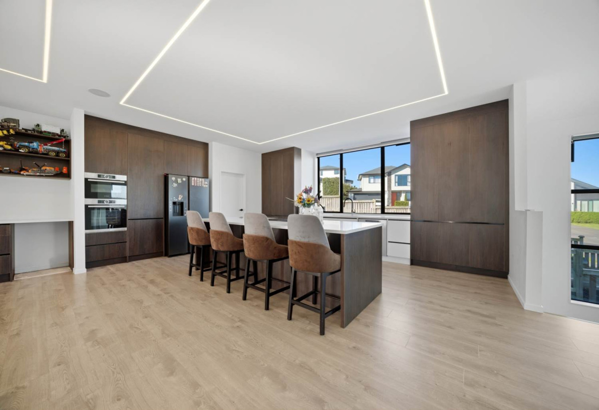 319m2 Standalone 5 beds (1 ensuite) 4 baths house with double garage on 555m2 section, close to schools, motorway access, Orewa Beach, Silverdale Shopping Mall, 0.3 km to Nukumea School, 2 km to Orewa College, 18 Takurua Terrace, Orewa, Auckland
