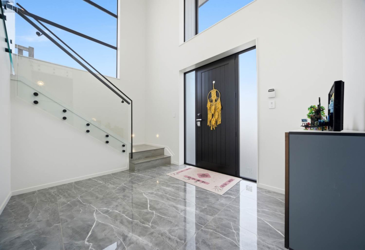 319m2 Standalone 5 beds (1 ensuite) 4 baths house with double garage on 555m2 section, close to schools, motorway access, Orewa Beach, Silverdale Shopping Mall, 0.3 km to Nukumea School, 2 km to Orewa College, 18 Takurua Terrace, Orewa, Auckland