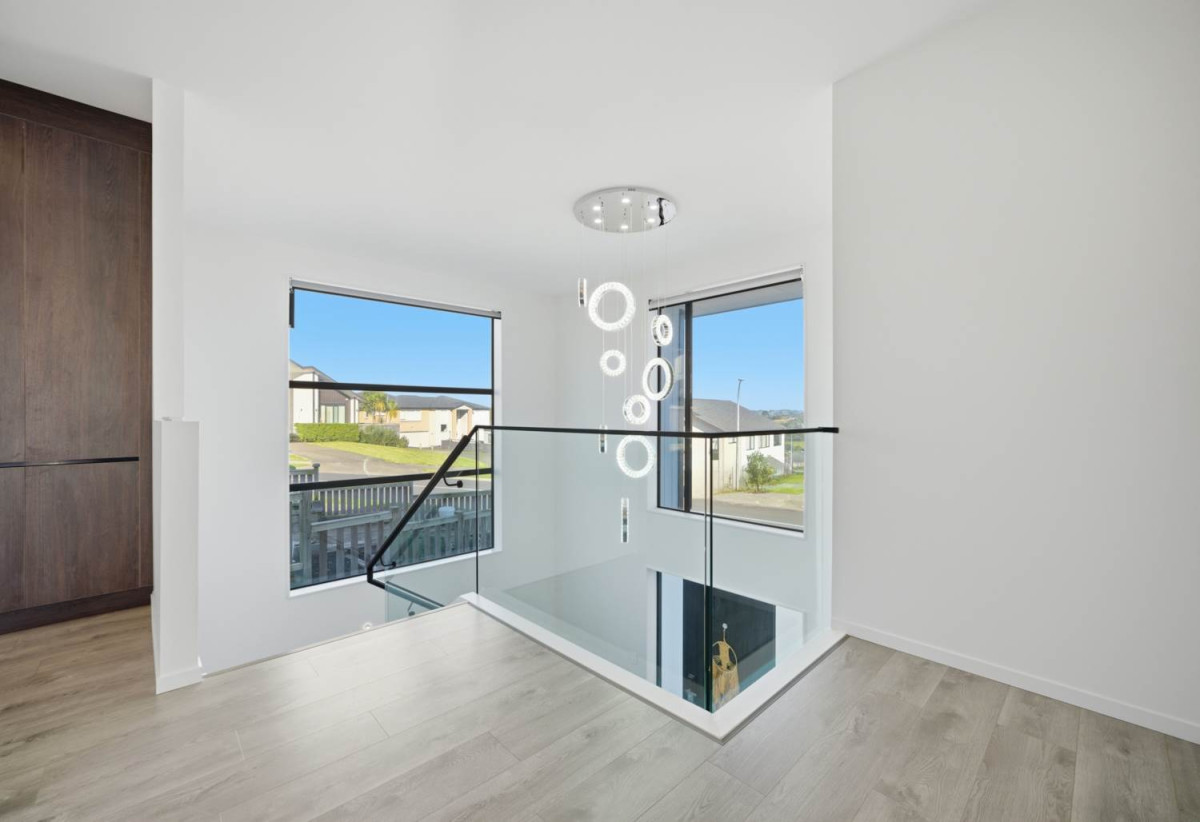 319m2 Standalone 5 beds (1 ensuite) 4 baths house with double garage on 555m2 section, close to schools, motorway access, Orewa Beach, Silverdale Shopping Mall, 0.3 km to Nukumea School, 2 km to Orewa College, 18 Takurua Terrace, Orewa, Auckland