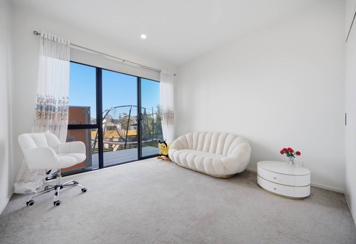 319m2 Standalone 5 beds (1 ensuite) 4 baths house with double garage on 555m2 section, close to schools, motorway access, Orewa Beach, Silverdale Shopping Mall, 0.3 km to Nukumea School, 2 km to Orewa College, 18 Takurua Terrace, Orewa, Auckland