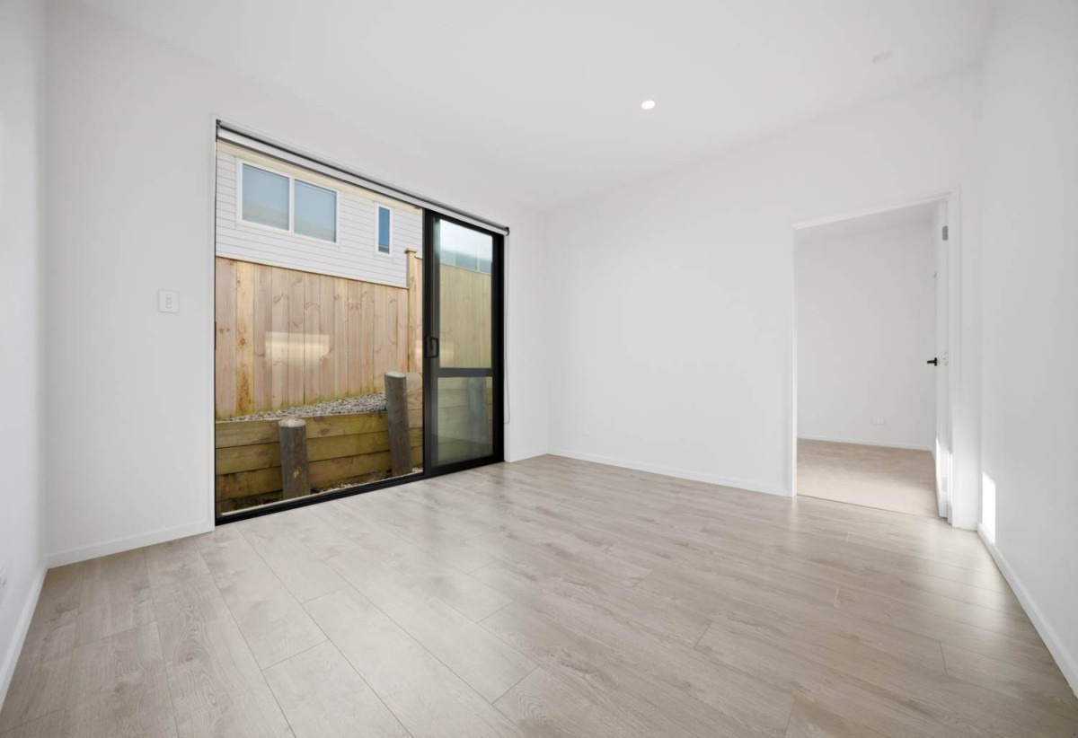 319m2 Standalone 5 beds (1 ensuite) 4 baths house with double garage on 555m2 section, close to schools, motorway access, Orewa Beach, Silverdale Shopping Mall, 0.3 km to Nukumea School, 2 km to Orewa College, 18 Takurua Terrace, Orewa, Auckland
