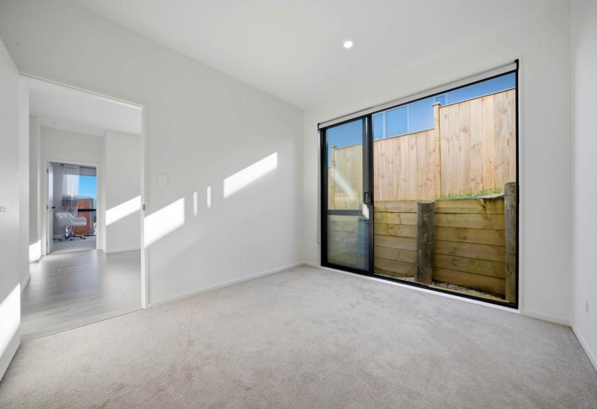 319m2 Standalone 5 beds (1 ensuite) 4 baths house with double garage on 555m2 section, close to schools, motorway access, Orewa Beach, Silverdale Shopping Mall, 0.3 km to Nukumea School, 2 km to Orewa College, 18 Takurua Terrace, Orewa, Auckland