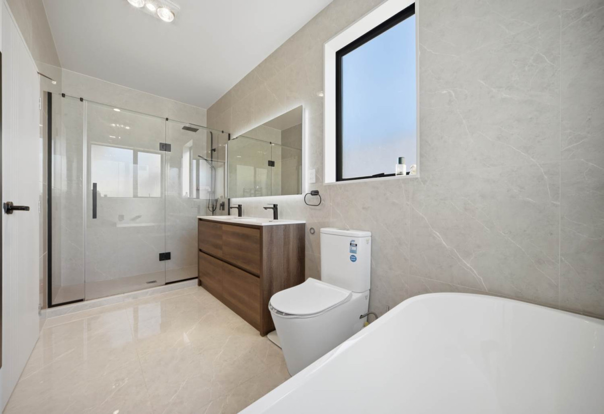 319m2 Standalone 5 beds (1 ensuite) 4 baths house with double garage on 555m2 section, close to schools, motorway access, Orewa Beach, Silverdale Shopping Mall, 0.3 km to Nukumea School, 2 km to Orewa College, 18 Takurua Terrace, Orewa, Auckland
