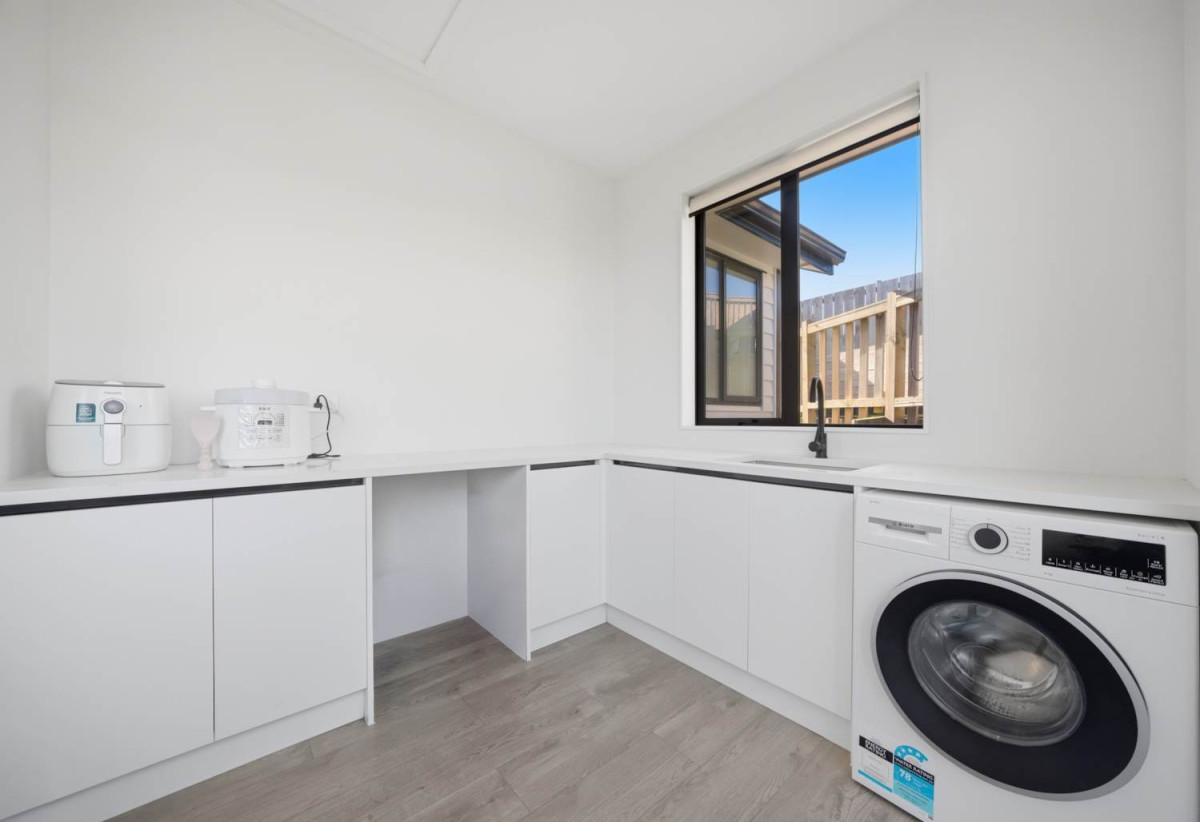 319m2 Standalone 5 beds (1 ensuite) 4 baths house with double garage on 555m2 section, close to schools, motorway access, Orewa Beach, Silverdale Shopping Mall, 0.3 km to Nukumea School, 2 km to Orewa College, 18 Takurua Terrace, Orewa, Auckland