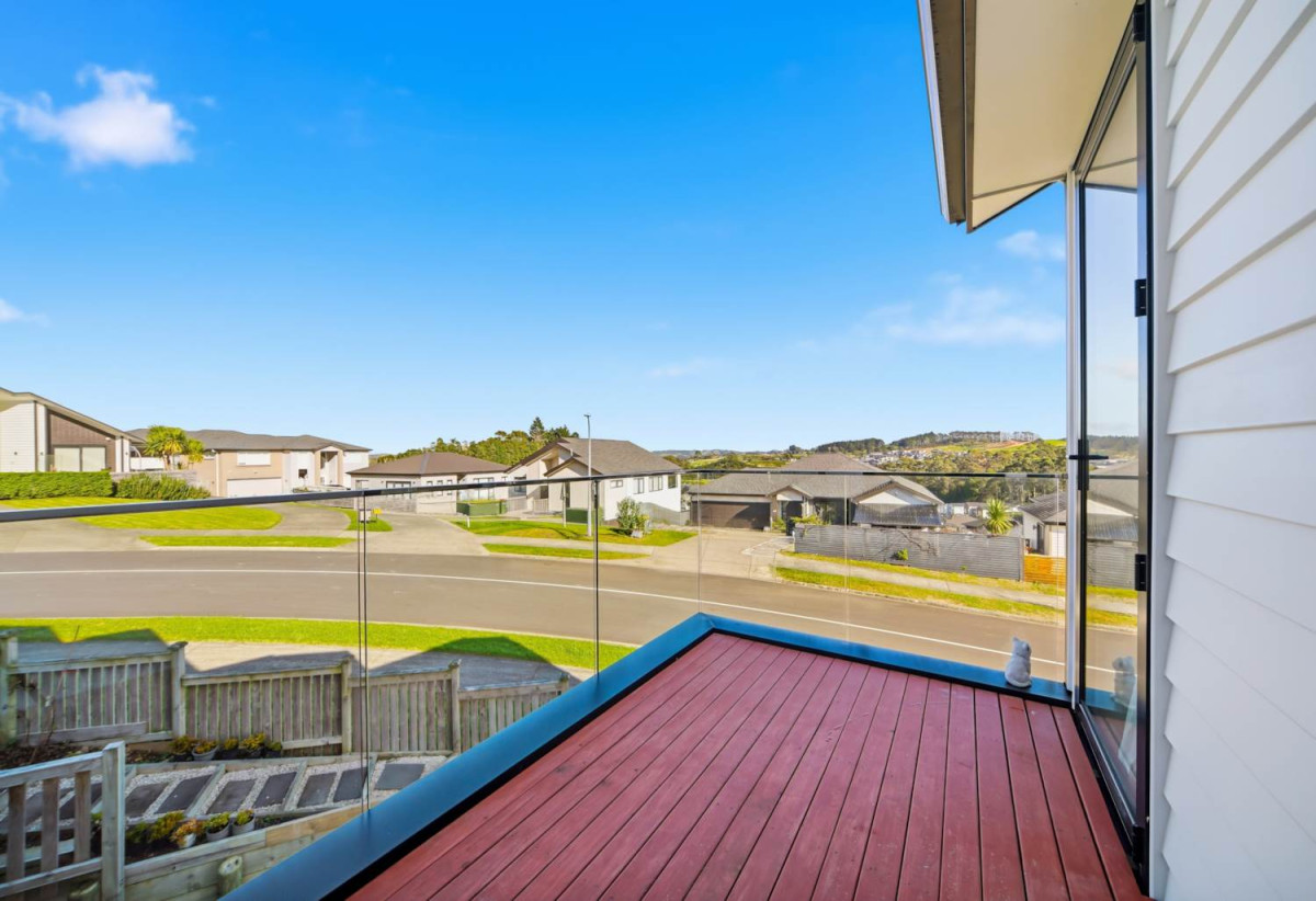 319m2 Standalone 5 beds (1 ensuite) 4 baths house with double garage on 555m2 section, close to schools, motorway access, Orewa Beach, Silverdale Shopping Mall, 0.3 km to Nukumea School, 2 km to Orewa College, 18 Takurua Terrace, Orewa, Auckland