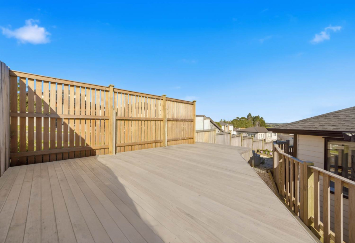 319m2 Standalone 5 beds (1 ensuite) 4 baths house with double garage on 555m2 section, close to schools, motorway access, Orewa Beach, Silverdale Shopping Mall, 0.3 km to Nukumea School, 2 km to Orewa College, 18 Takurua Terrace, Orewa, Auckland