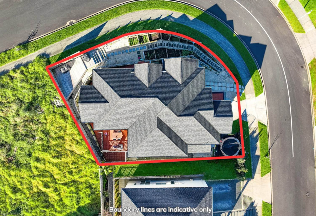 319m2 Standalone 5 beds (1 ensuite) 4 baths house with double garage on 555m2 section, close to schools, motorway access, Orewa Beach, Silverdale Shopping Mall, 0.3 km to Nukumea School, 2 km to Orewa College, 18 Takurua Terrace, Orewa, Auckland