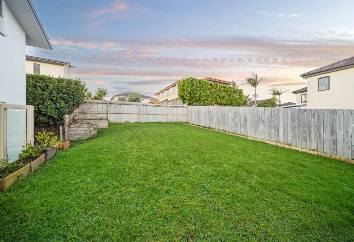 600m2 section, 5 beds (2 ensuites) 3.5 baths house with double garage, close to shops, schools, 0.8 km to Oteha Valley School, 1.1 km to Northcross Intermediate, 8 Hornbill Drive, Fairview Heights, Auckland