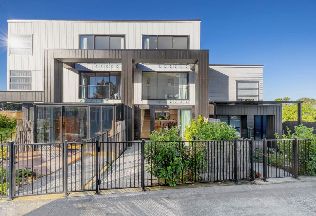 Freehold 4 beds 2.5 baths home with car park, 1 ensuite and 1 semi-ensuite, close to local shops, motorway access, 0.3 km to Stanhope Road School, 387D Ellerslie-Panmure Highway, Mt Wellington, Auckland