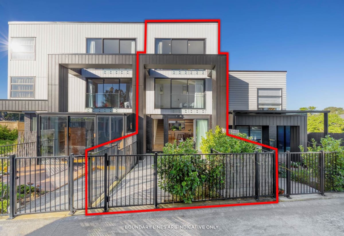 Freehold 4 beds 2.5 baths home with car park, 1 ensuite and 1 semi-ensuite, close to local shops, motorway access, 0.3 km to Stanhope Road School, 387D Ellerslie-Panmure Highway, Mt Wellington, Auckland