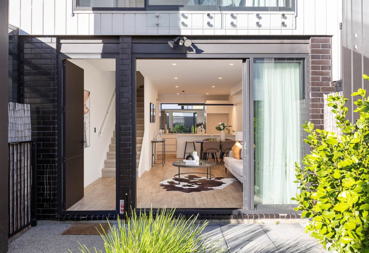 Freehold 4 beds 2.5 baths home with car park, 1 ensuite and 1 semi-ensuite, close to local shops, motorway access, 0.3 km to Stanhope Road School, 387D Ellerslie-Panmure Highway, Mt Wellington, Auckland