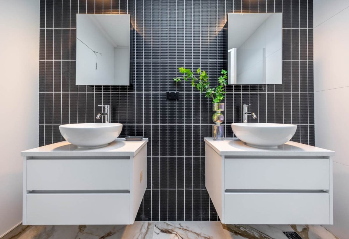 Freehold 4 beds 2.5 baths home with car park, 1 ensuite and 1 semi-ensuite, close to local shops, motorway access, 0.3 km to Stanhope Road School, 387D Ellerslie-Panmure Highway, Mt Wellington, Auckland