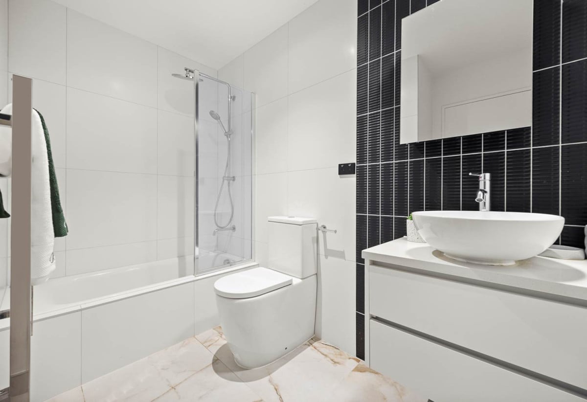 Freehold 4 beds 2.5 baths home with car park, 1 ensuite and 1 semi-ensuite, close to local shops, motorway access, 0.3 km to Stanhope Road School, 387D Ellerslie-Panmure Highway, Mt Wellington, Auckland