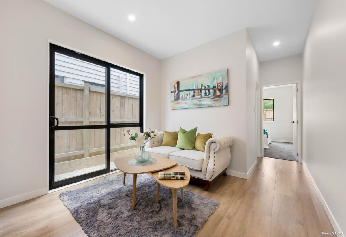 For rent, Ormiston Junior and Senior College zone, 2 Kitchens, 5 beds (2 ensuites) 4.5 baths house with garage and 1 bed 1 bath granny, available 6th July, 68 Rashni Road, Flat Bush, Auckland