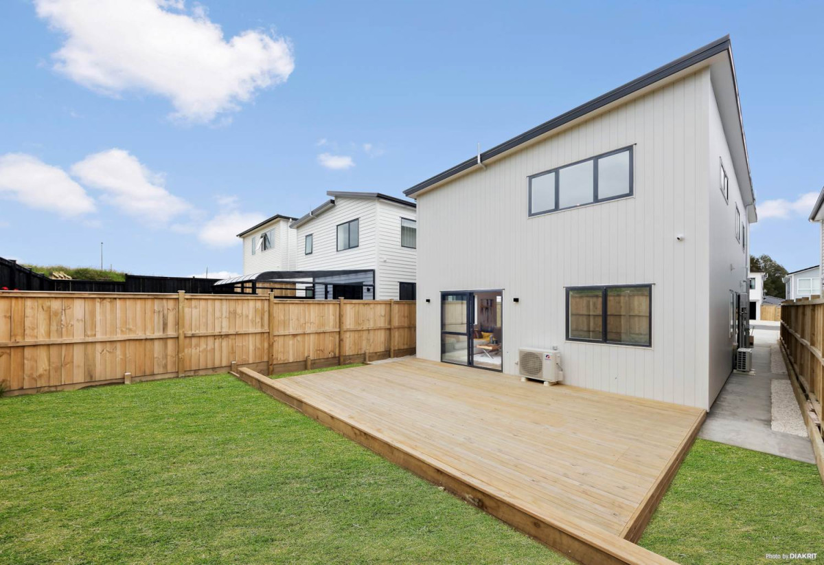 For rent, Ormiston Junior and Senior College zone, 2 Kitchens, 5 beds (2 ensuites) 4.5 baths house with garage and 1 bed 1 bath granny, available 6th July, 68 Rashni Road, Flat Bush, Auckland